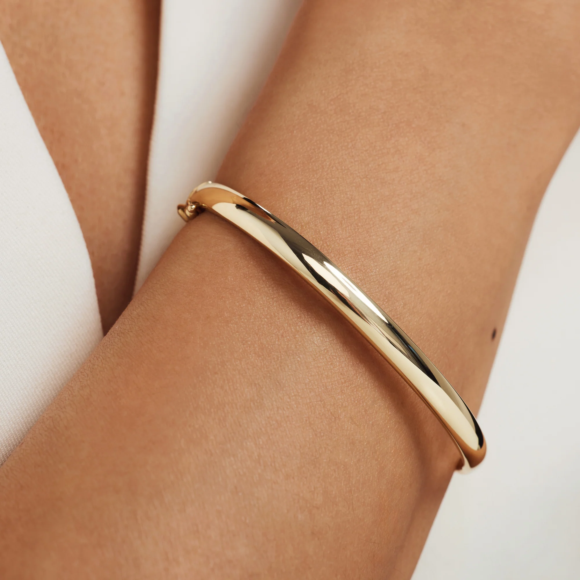 Cour d'Honneur Lucienne 14 karat gold bangle with round edge - Image 2