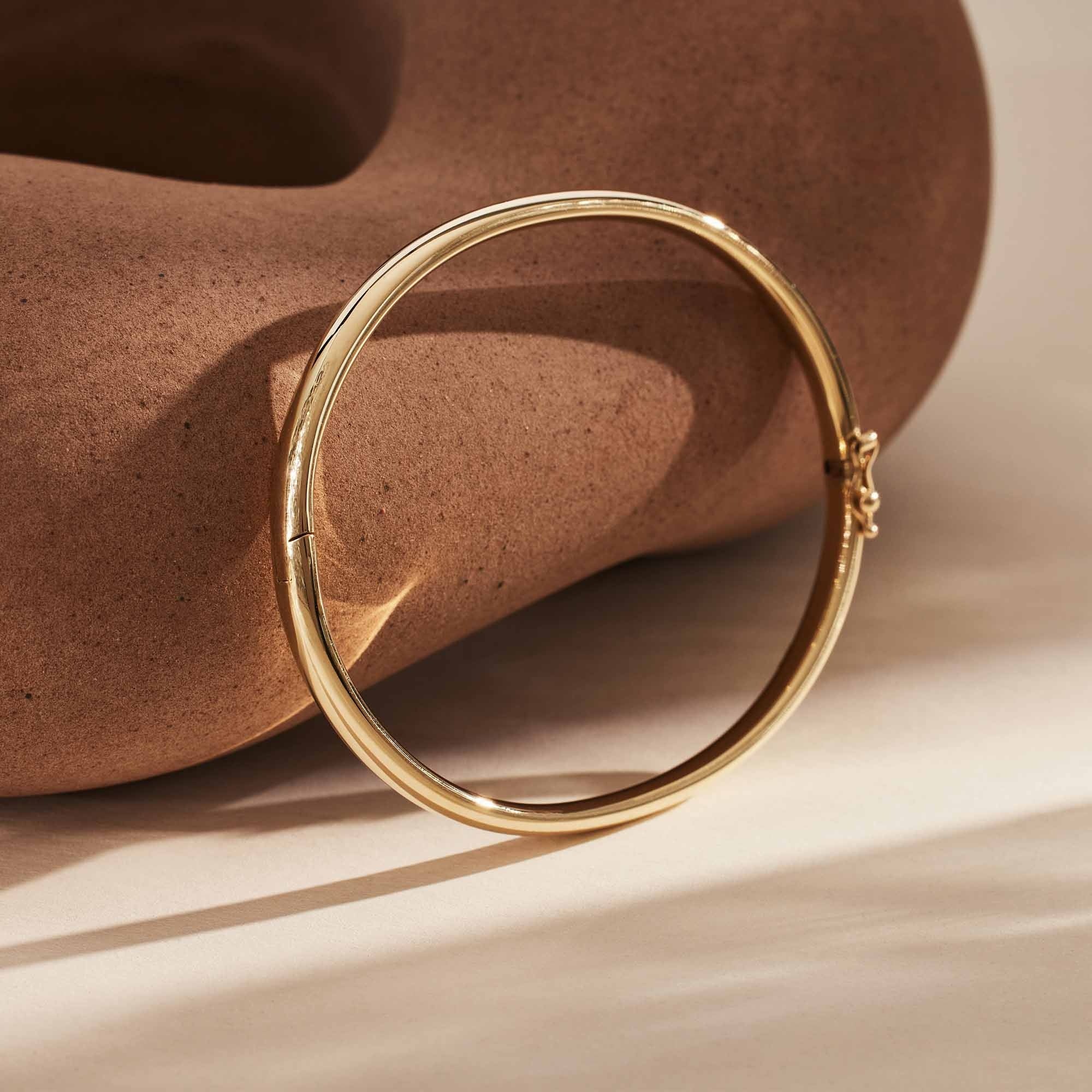 Cour d'Honneur Lucienne 14 karat gold bangle with round edge - Image 5