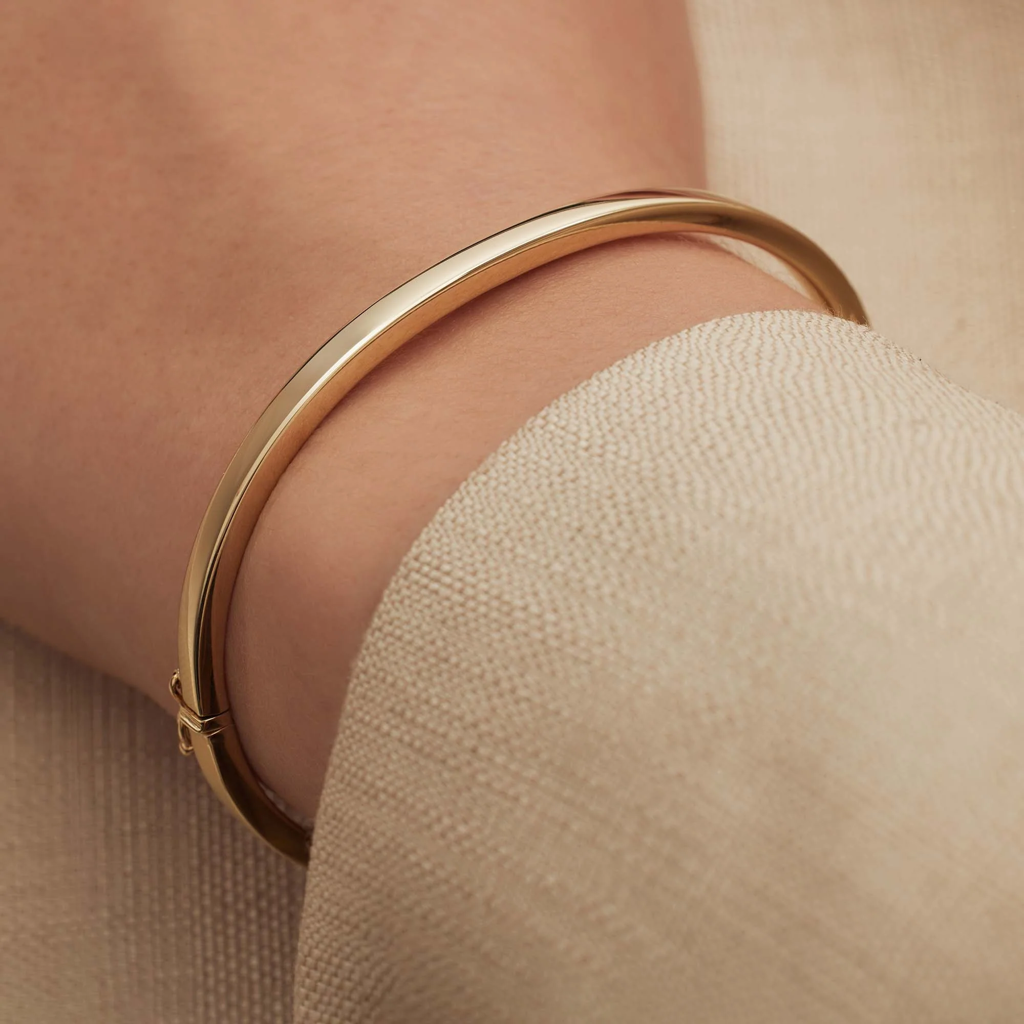 Cour d'Honneur Clara 14 karat gold bangle with rectangular edge - Image 3