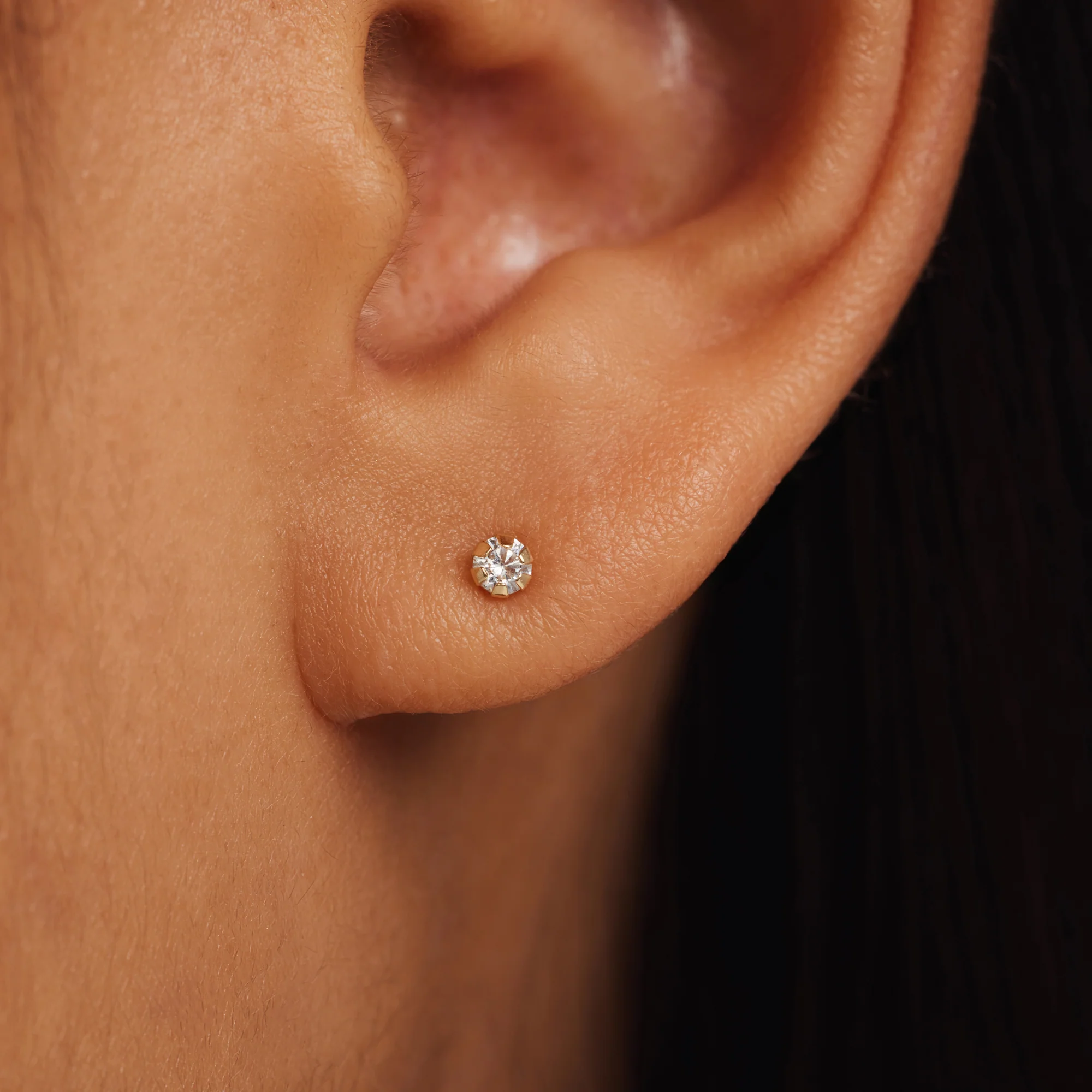 Le Marais De Buci 14 karat gold ear studs with zirconia stones - Image 2