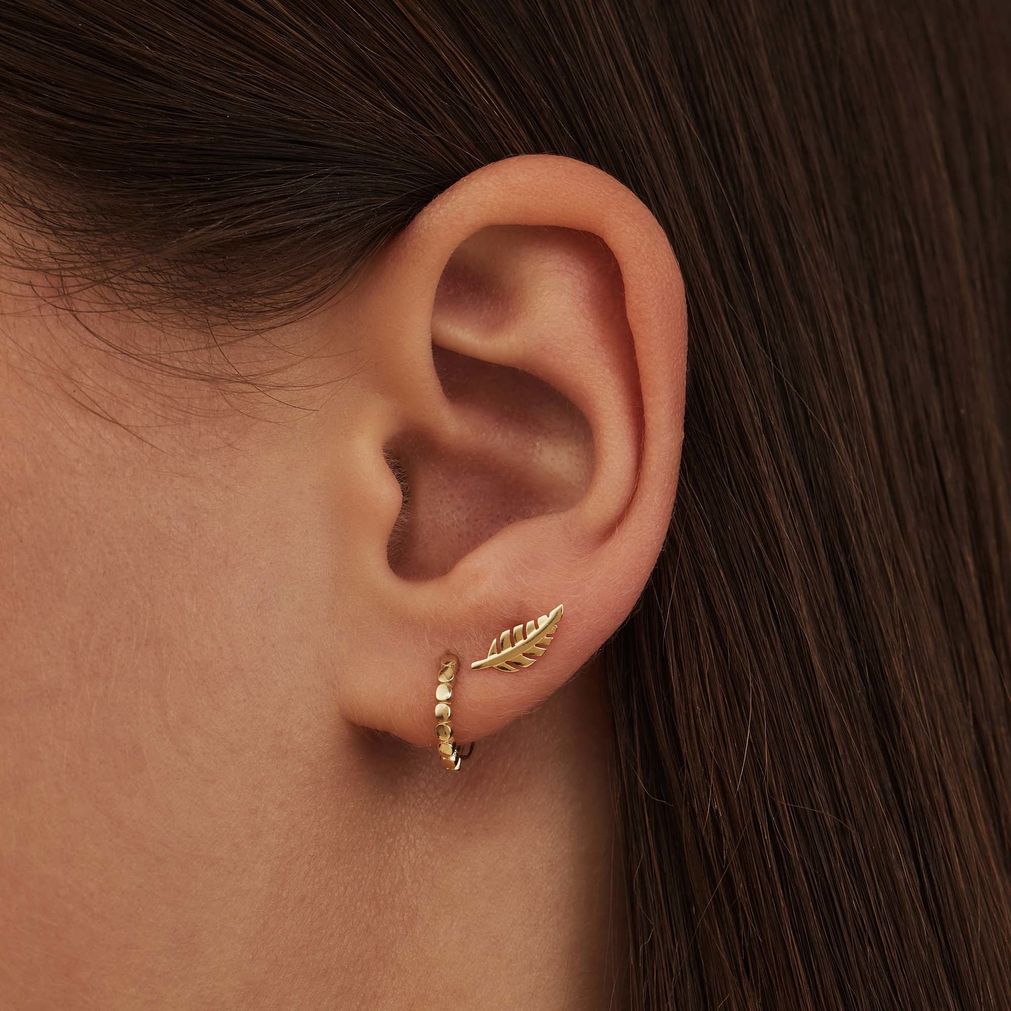 Monceau Giselle 14 karat gold ear studs with feather - Image 2
