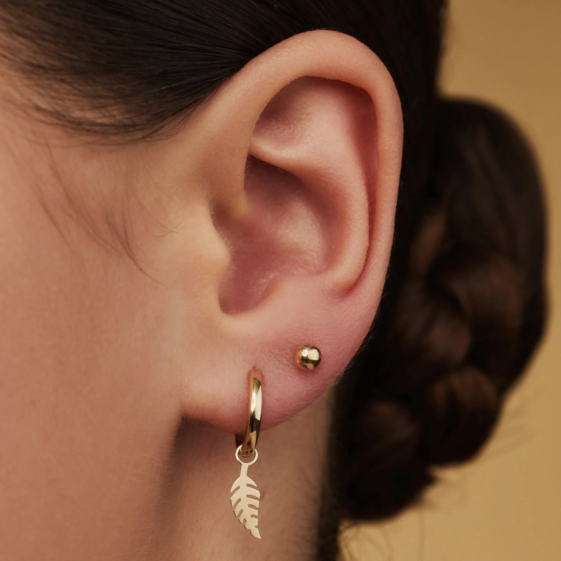 Cadeau d'Isabel 14 karat gold earring set with feather - Image 2