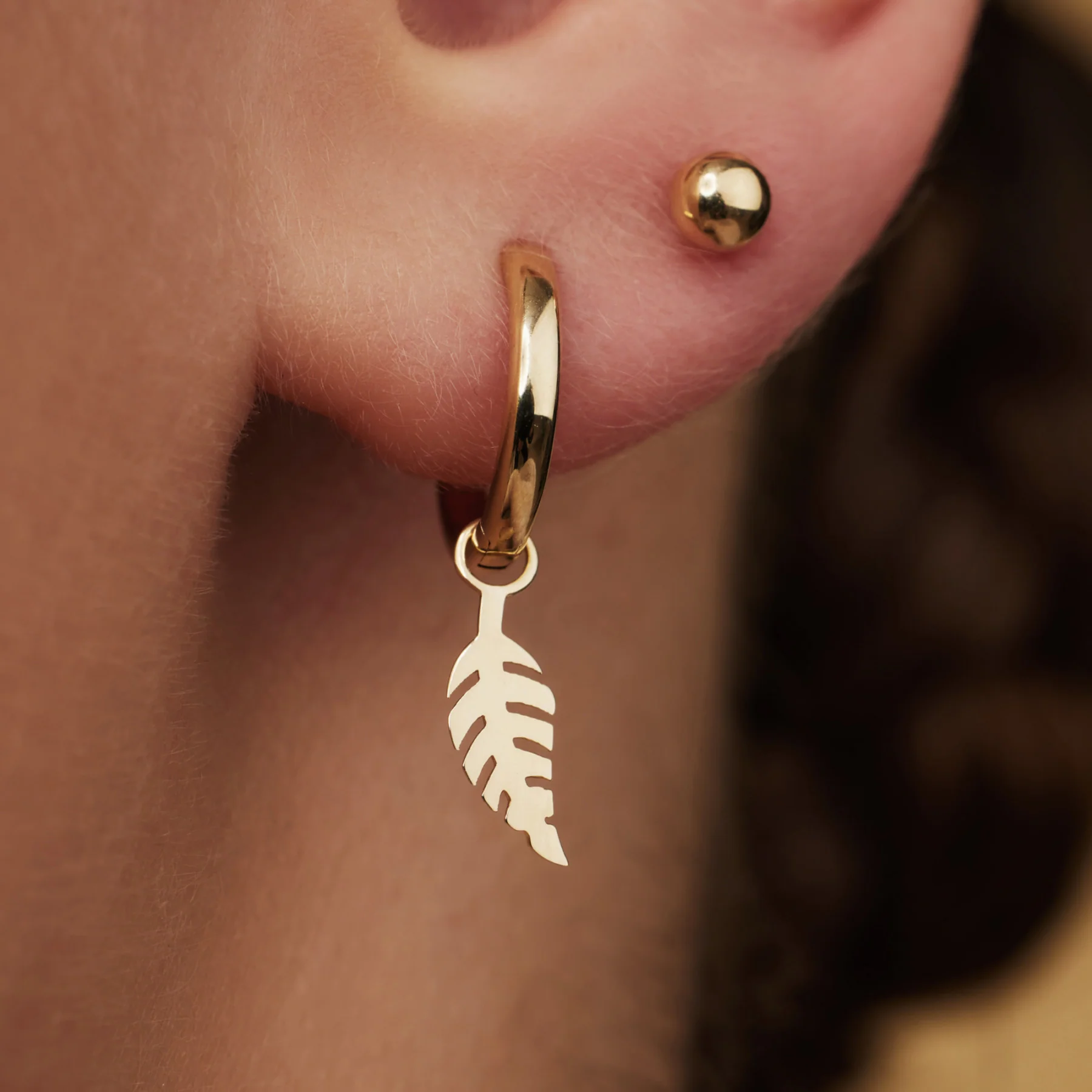 Cadeau d'Isabel 14 karat gold earring set with feather - Image 3