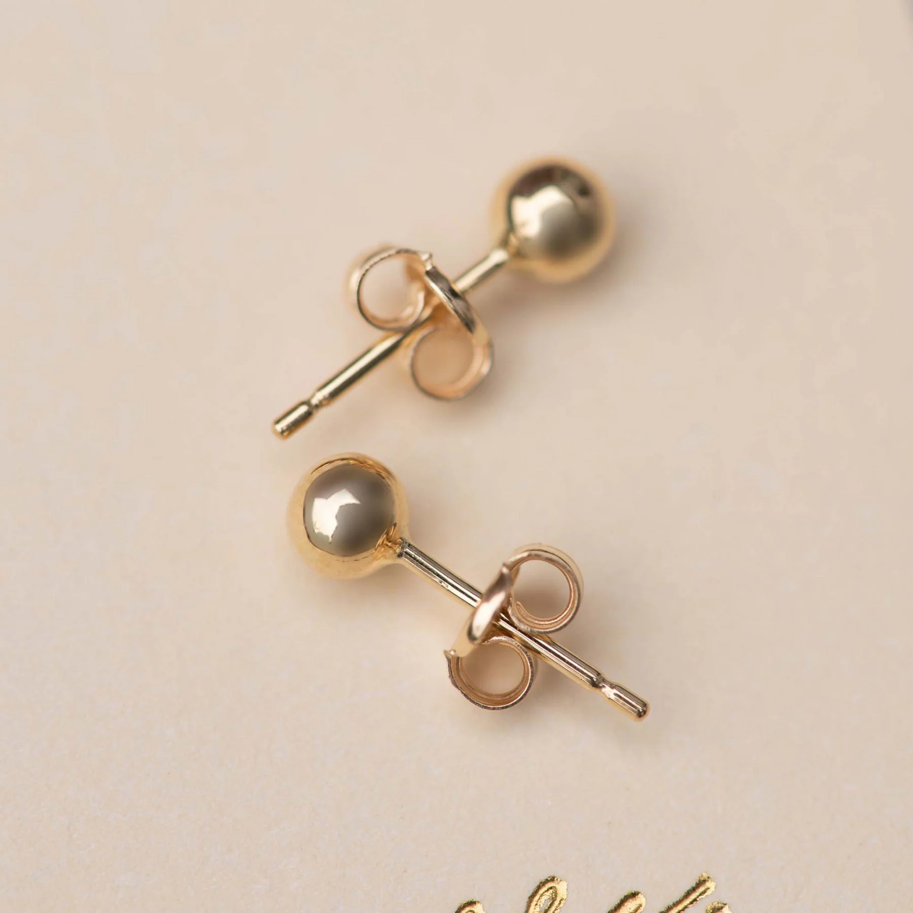Cadeau d'Isabel 14 karat gold earring set with feather - Image 5