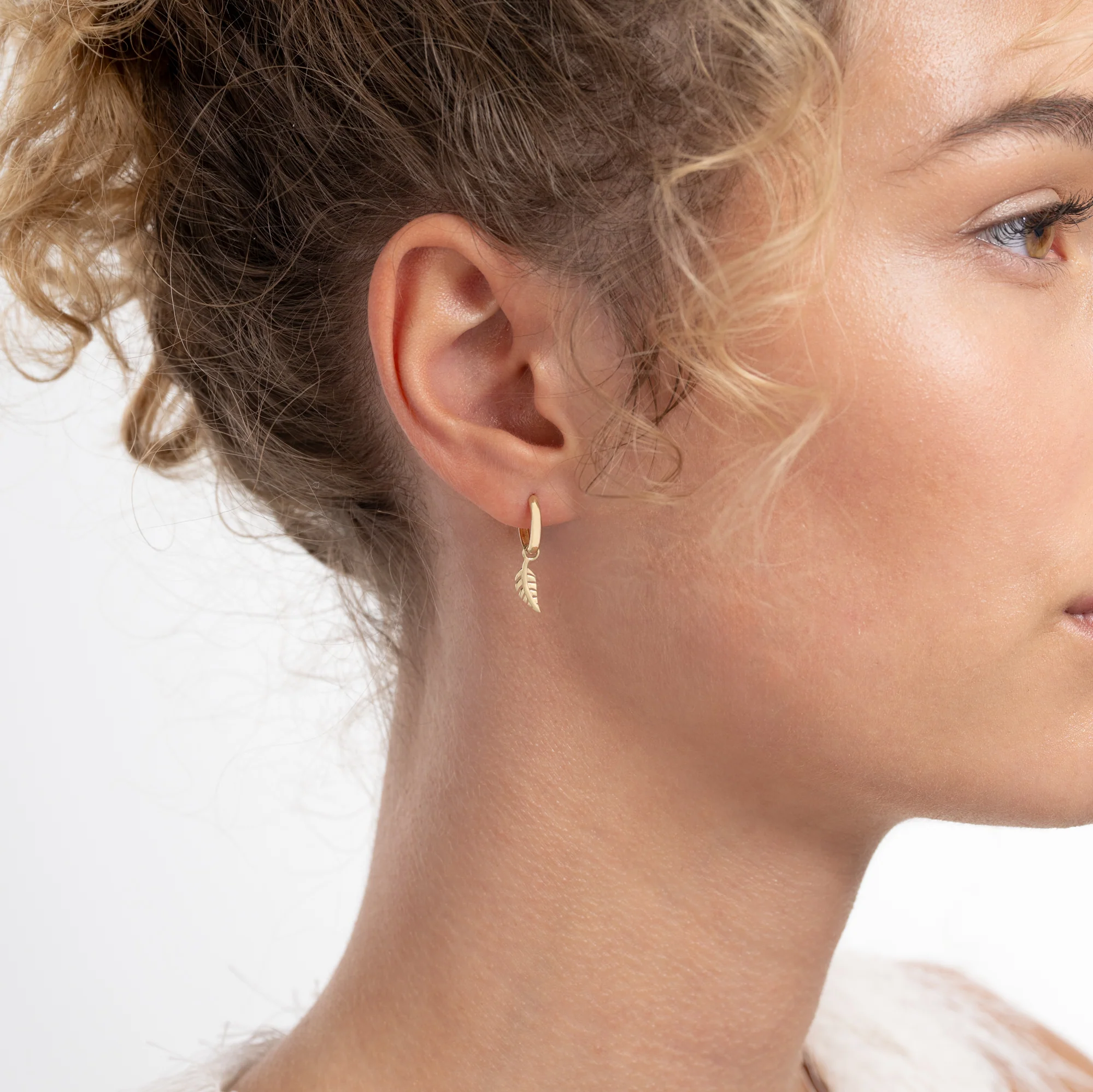 Monceau Giselle 14 karat gold hoop earrings with feather - Image 3