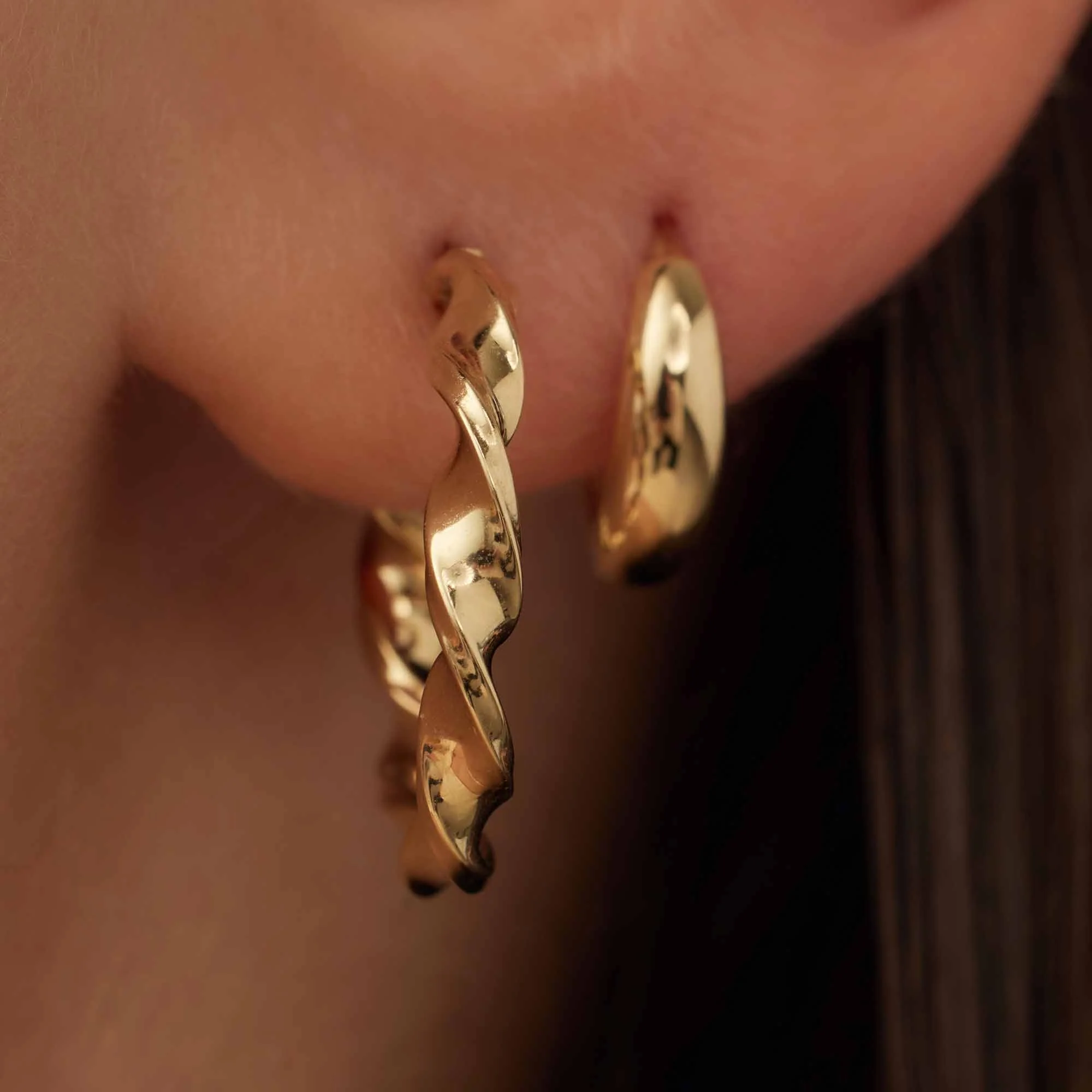 Rivoli Odette 14 karat gold hoop earrings with twist - Image 3
