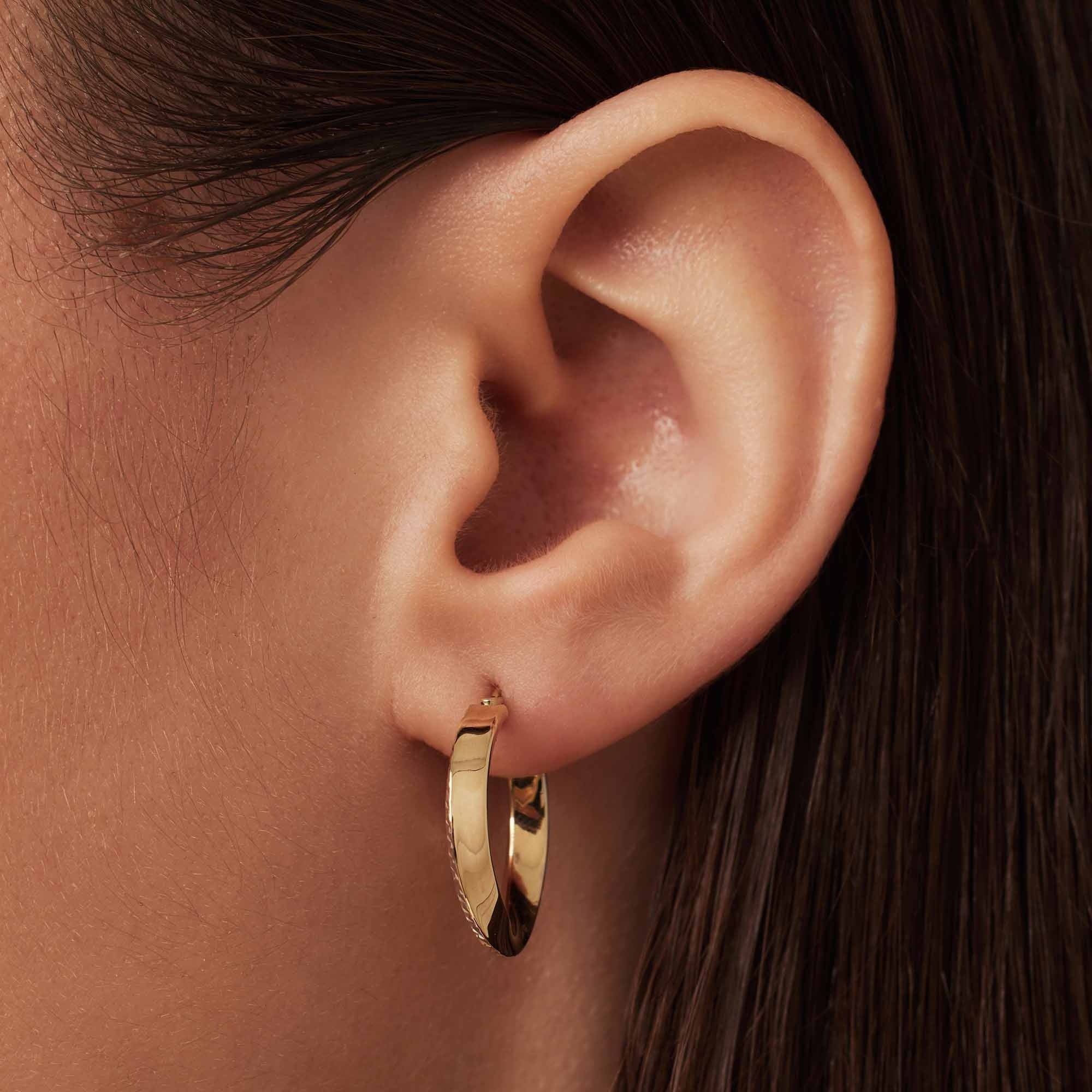 Rivoli Laura 14 karat gold hoop earrings with diamond cut (20 mm) - Image 2