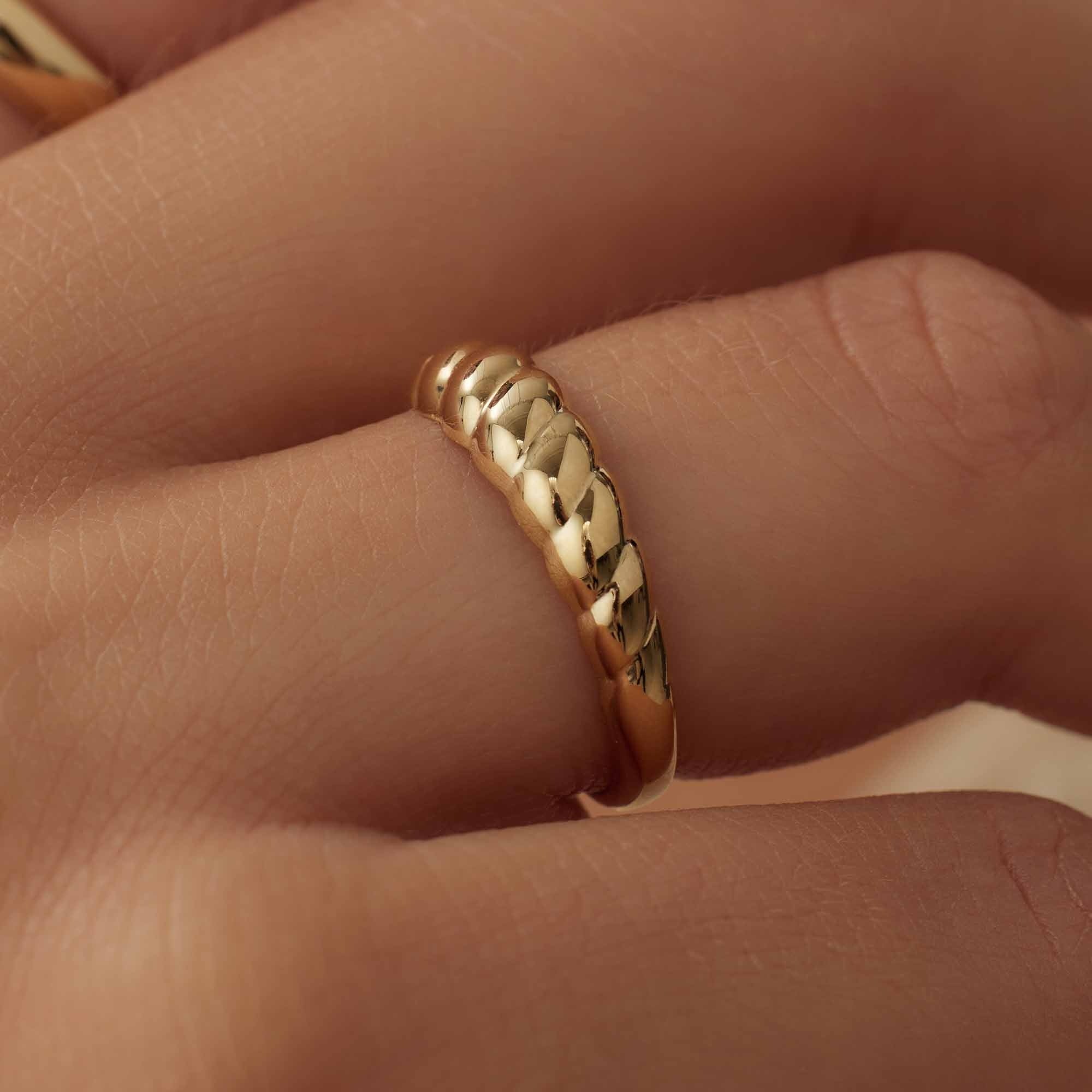 Aidee Elodie 14 karat gold ring with twist - Image 2