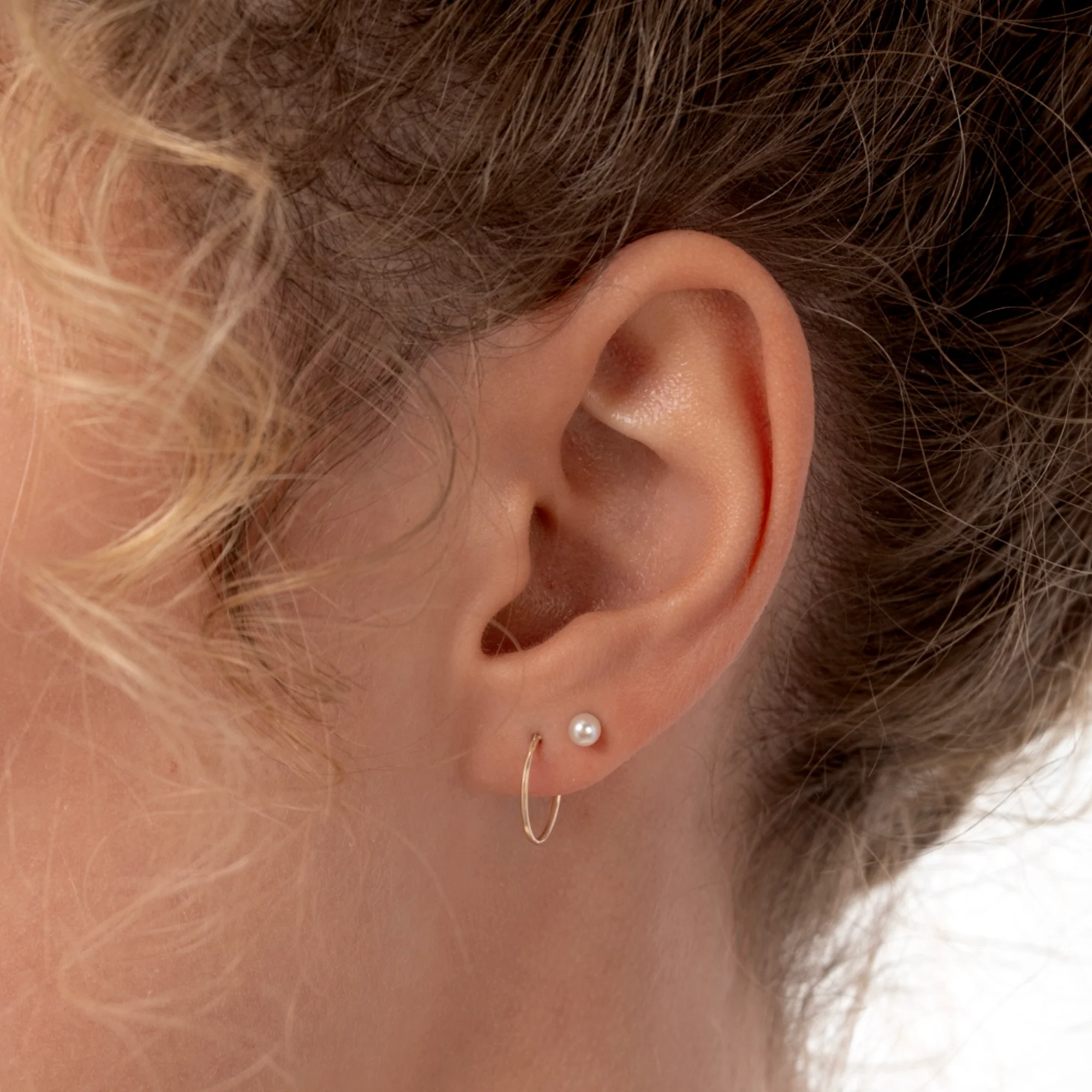 Cadeau d'Isabel 14 karat gold earrings set with pearls - Image 2