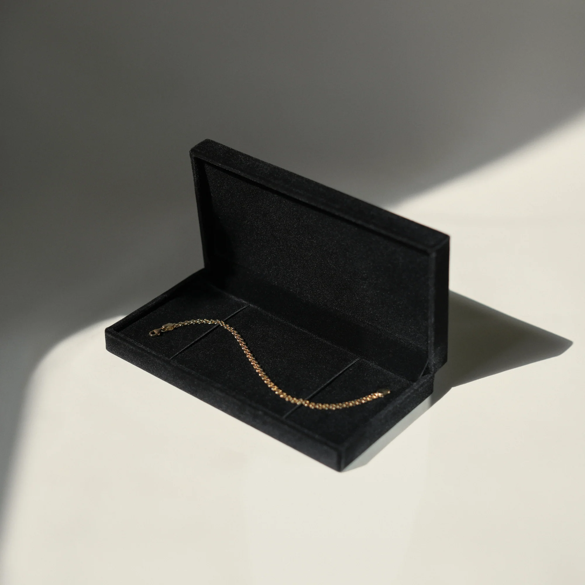 Cadeau d'Isabel black luxury bracelet and necklace box - Image 2