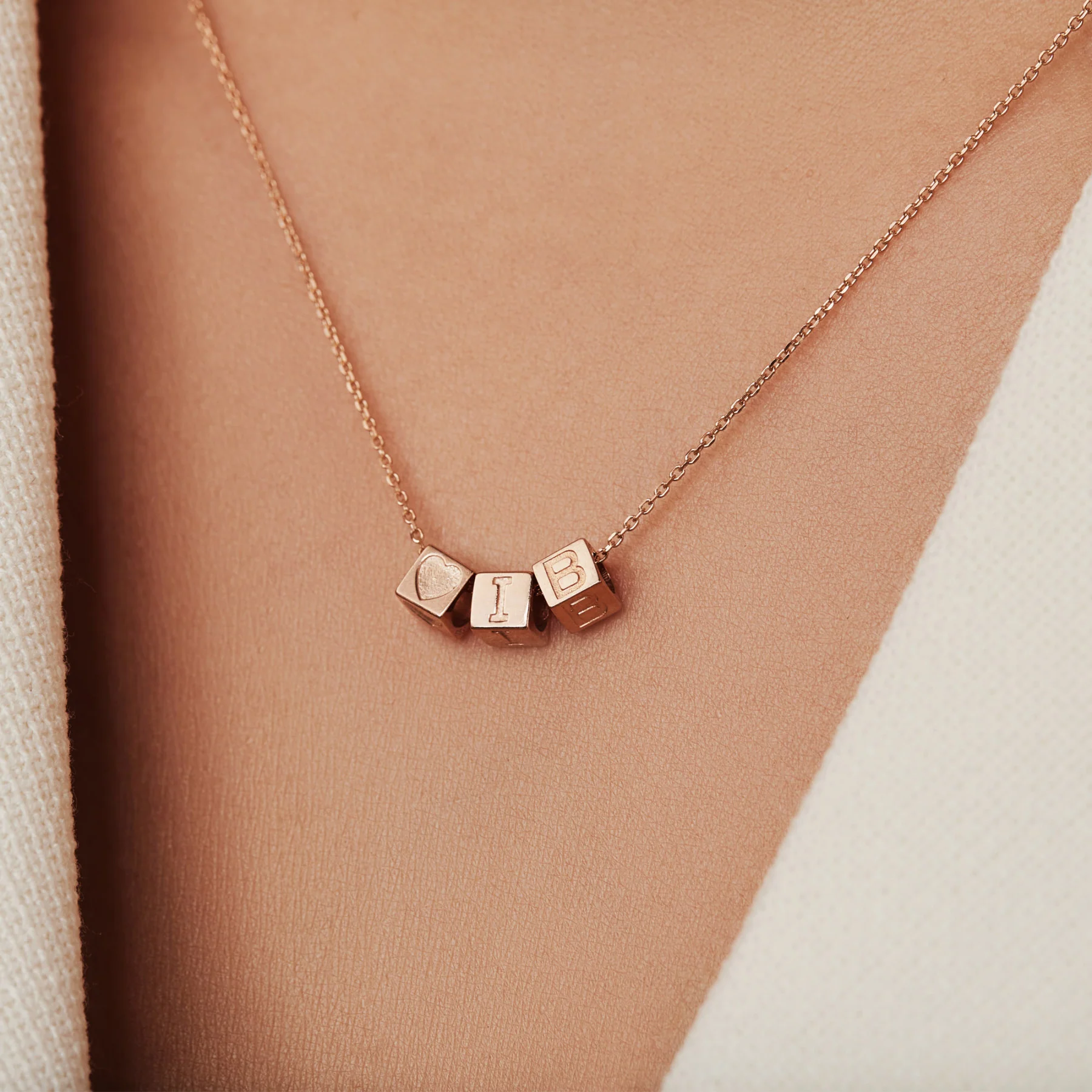 La Concorde Felie 14 karat rose gold cube initial with letter - Image 2