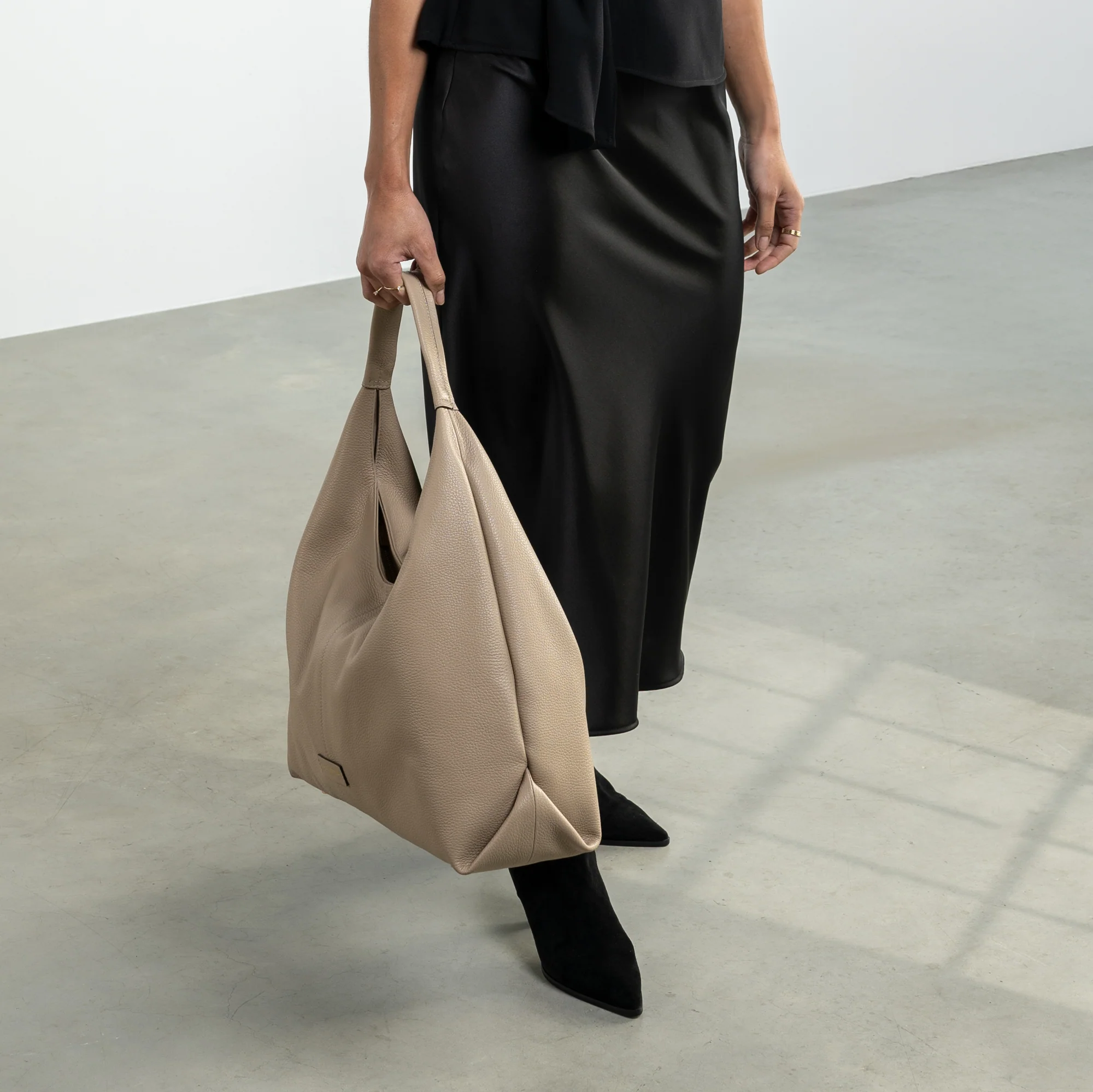Honoré Grace taupe calfskin leather shoulder bag - Image 3