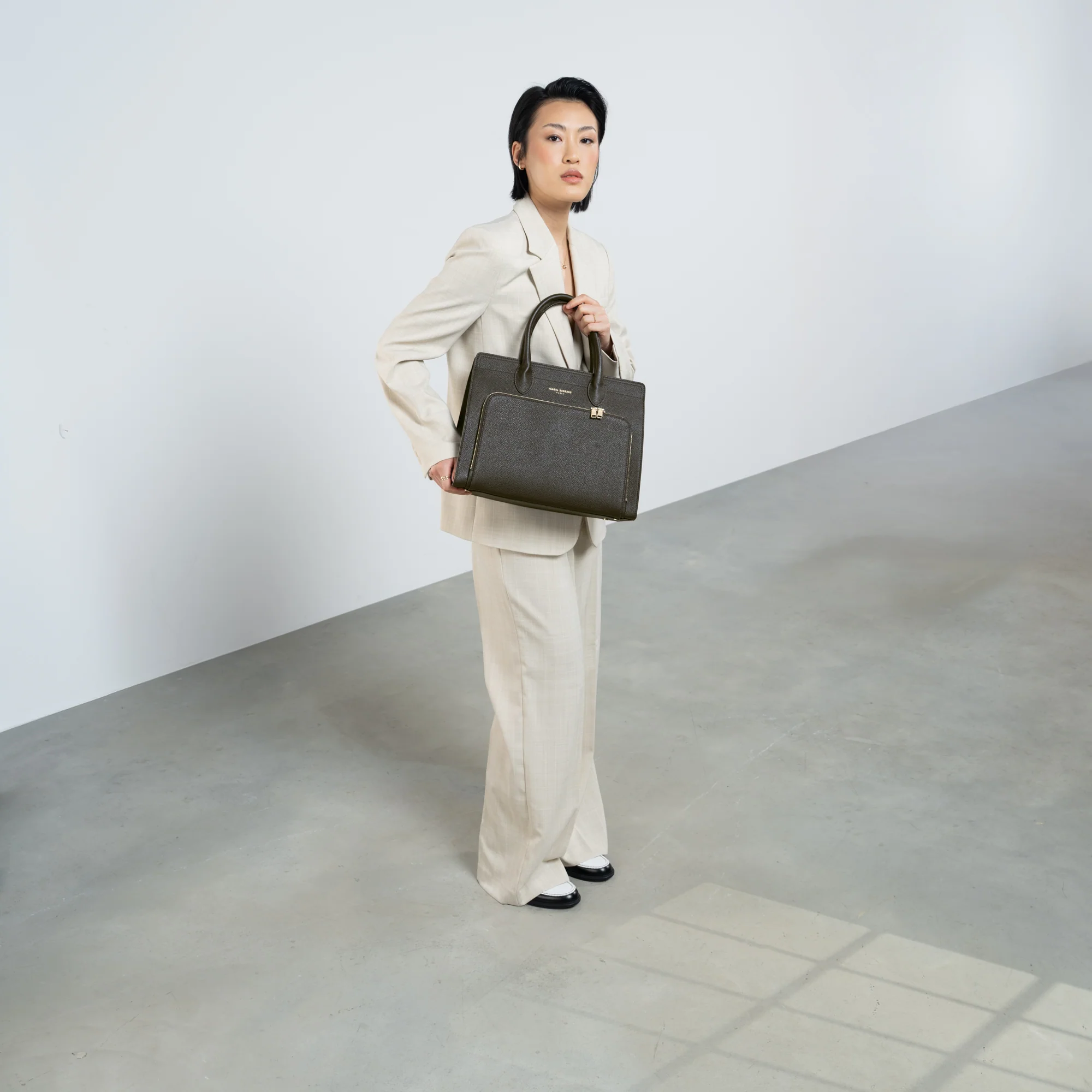 Honoré Nadine brown calfskin leather handbag with 13 inch laptop pocket - Image 3