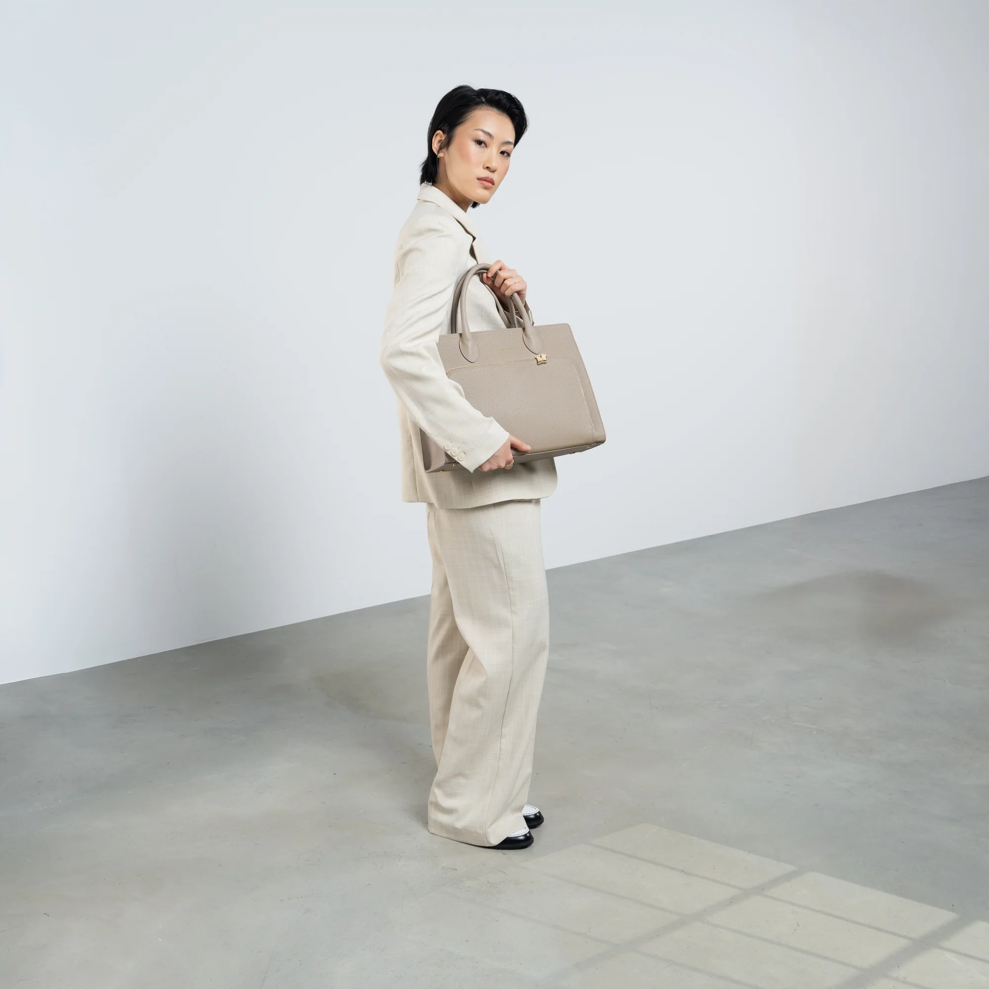 Honoré Nadine taupe calfskin leather handbag with 13 inch laptop pocket - Image 2