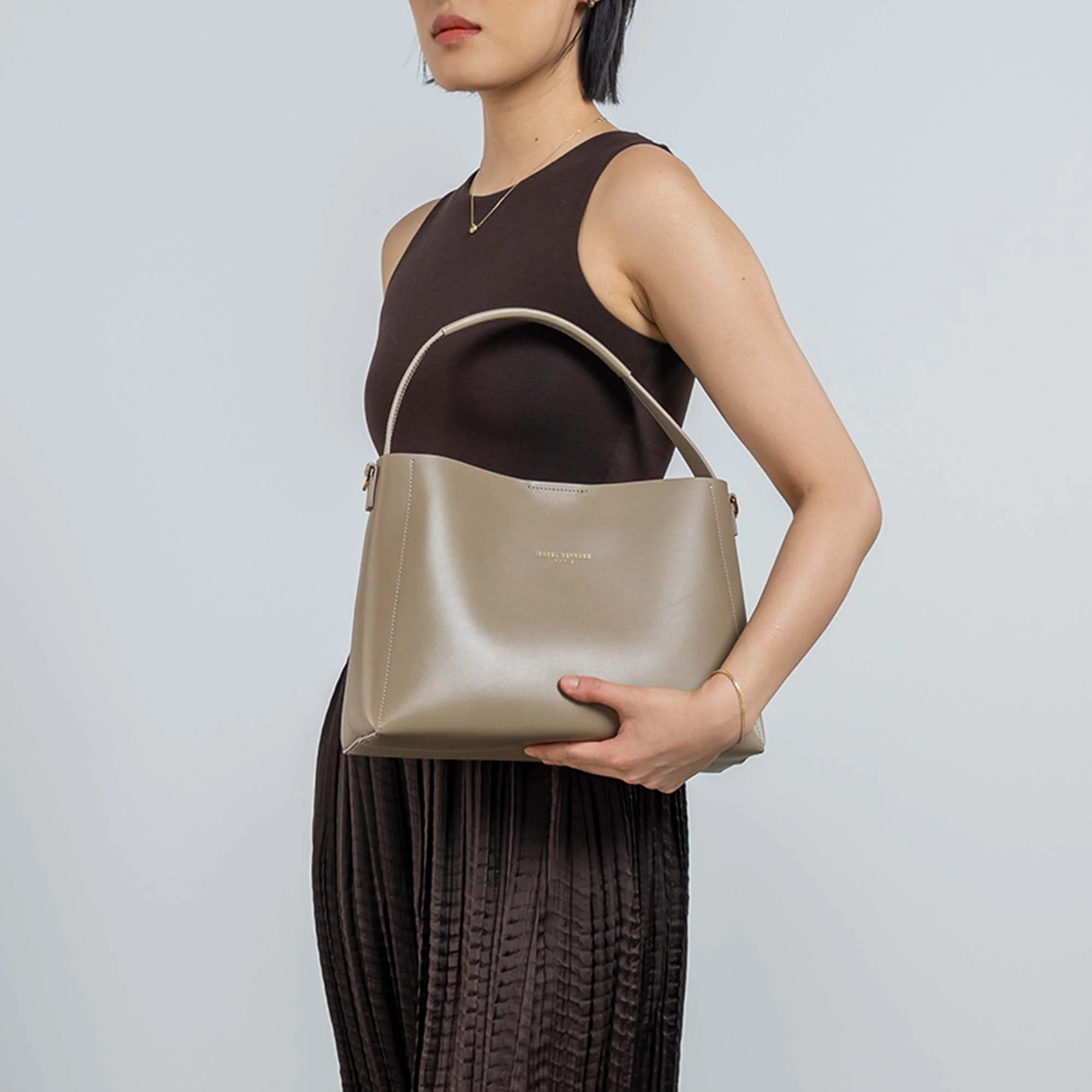 Montmartre Béatrice taupe vegetable tanned leather handbag - Image 2