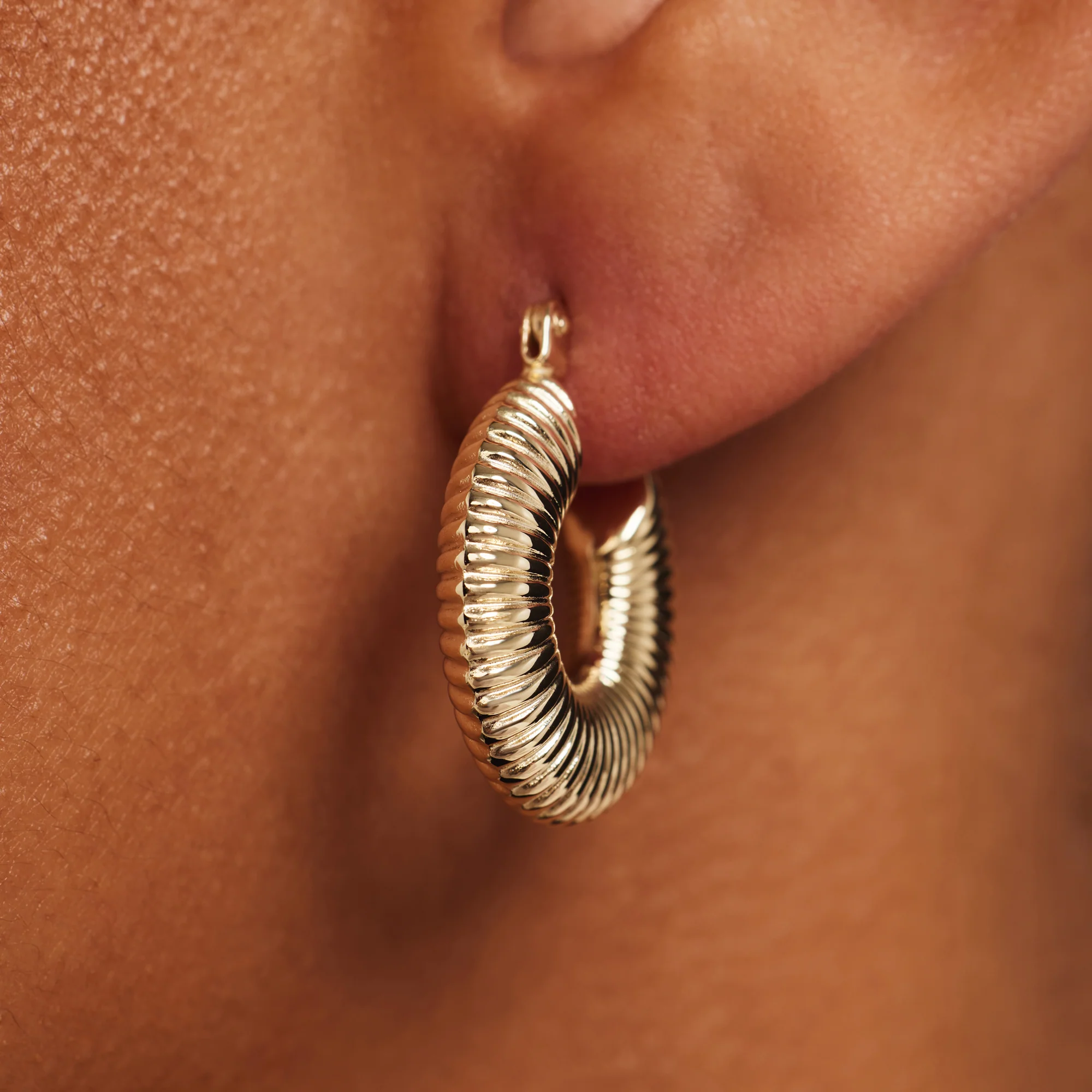 Rivoli Melissa 14 karat gold hoop earrings - Image 2