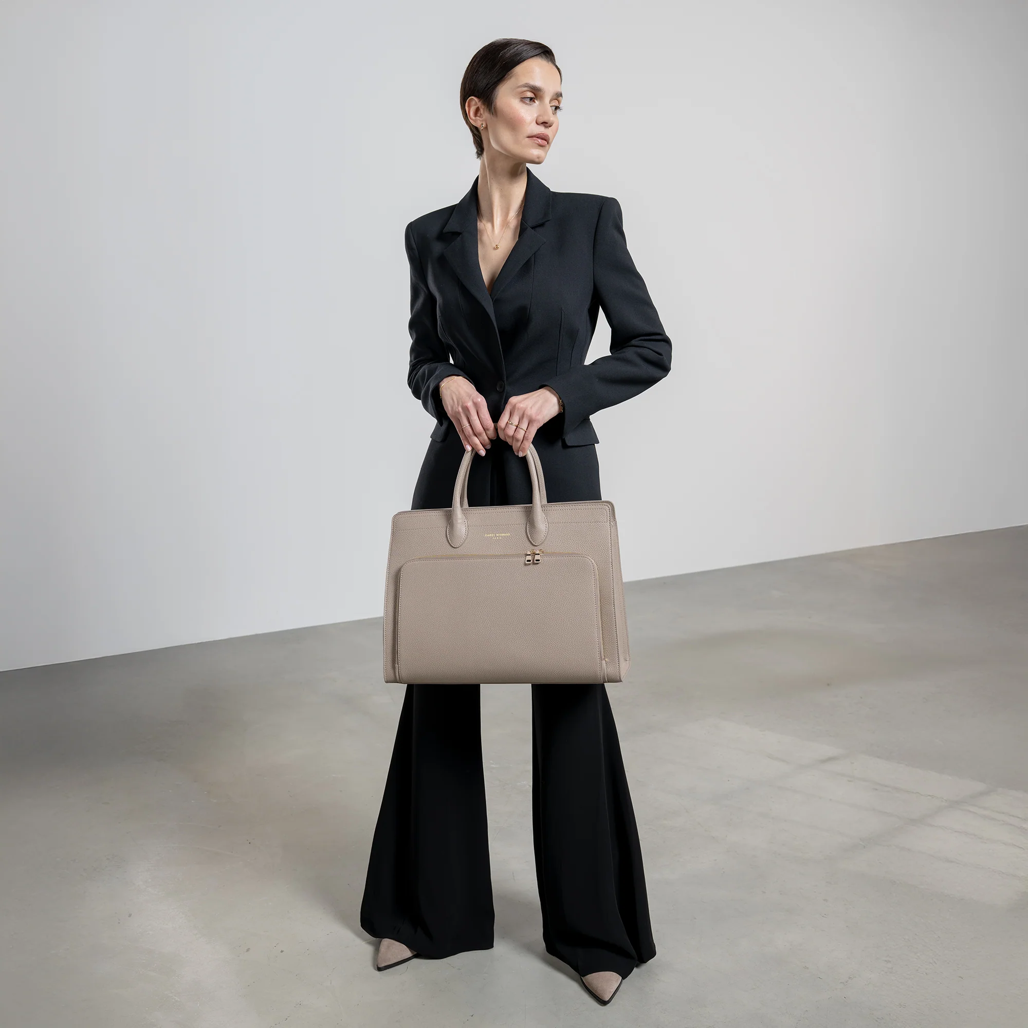 Honoré Nadine taupe calfskin leather handbag with 16.4 inch laptop pocket - Image 3