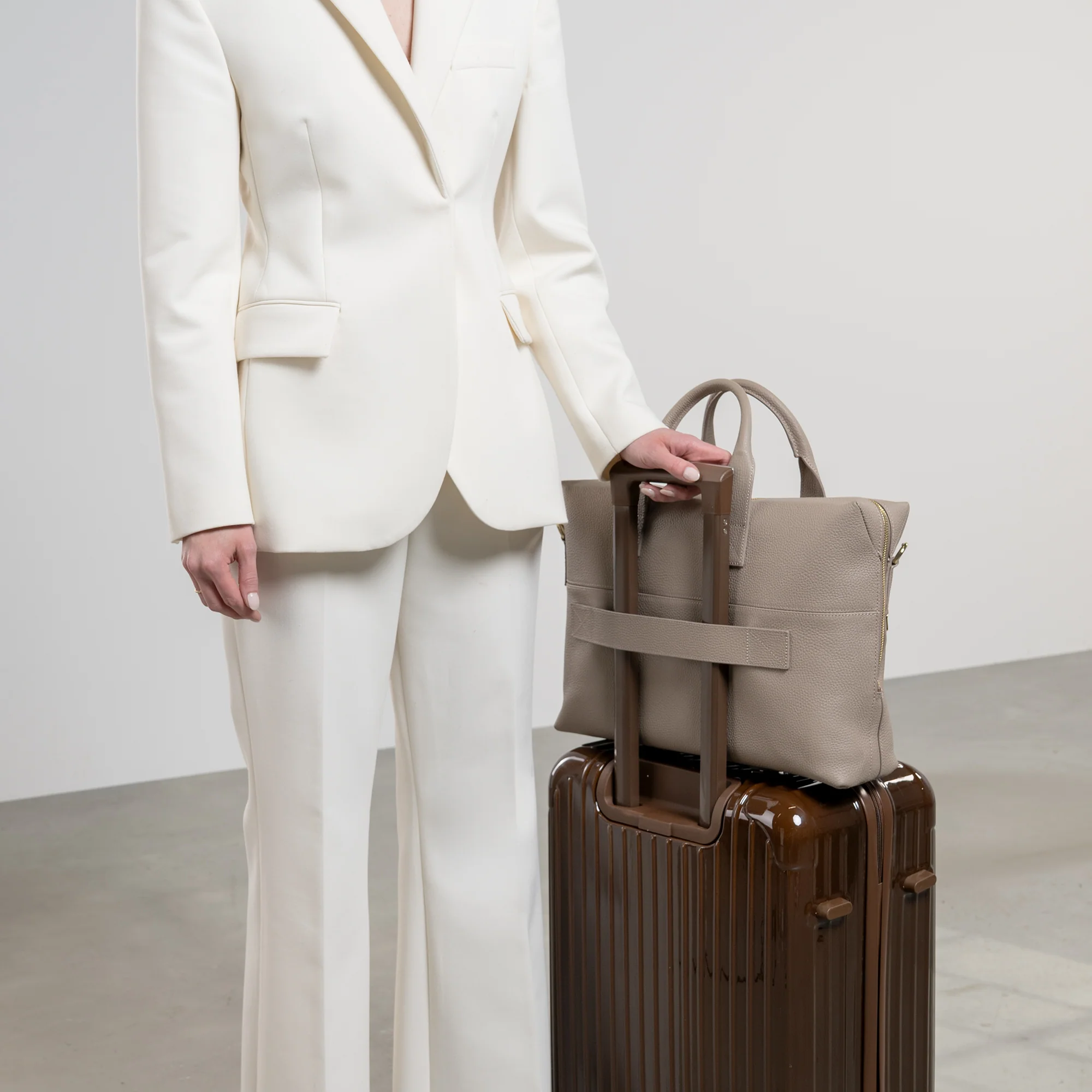 Honoré Anique taupe calfskin leather handbag with 16.4 inch laptop pocket - Image 3