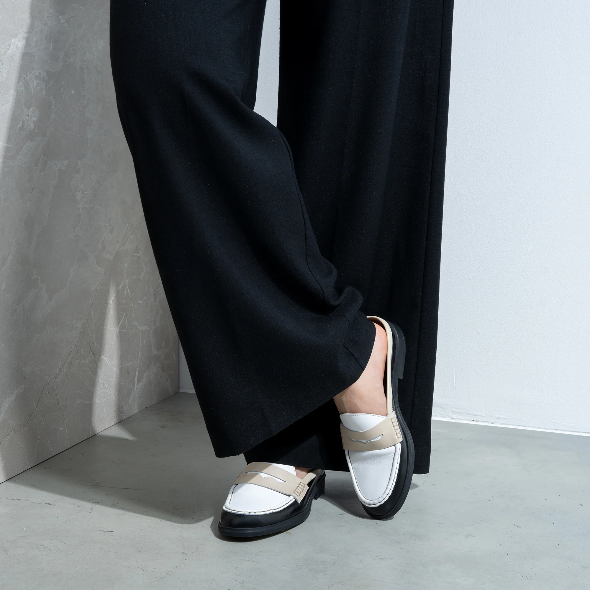 Vendôme Blandine Black And White Calfskin Leather Mules With White Details - Image 3